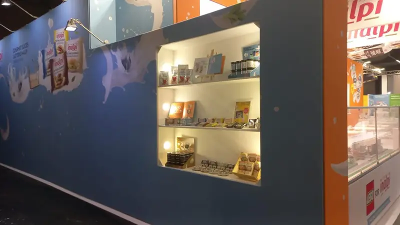 Vetrine illuminate di prodotti su una parete blu Inalpi
