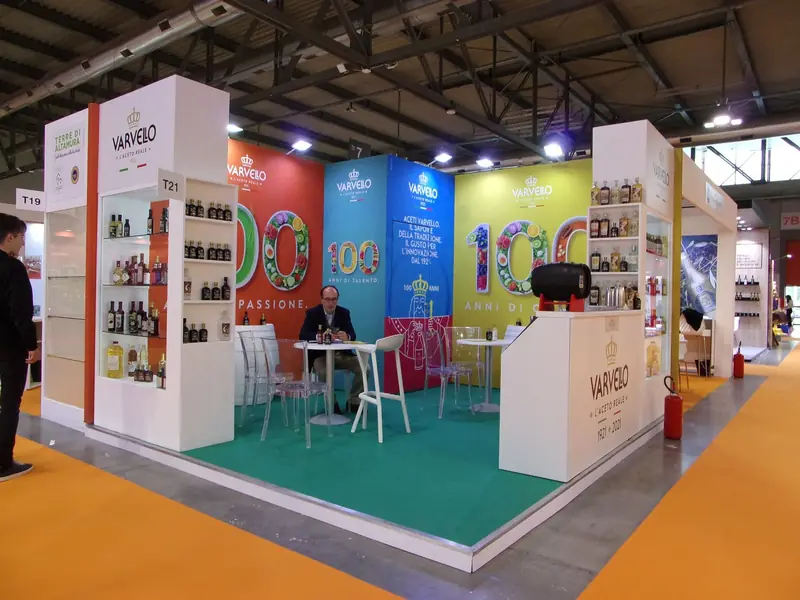 Stand Varvello con grafiche colorate e tappeto verde