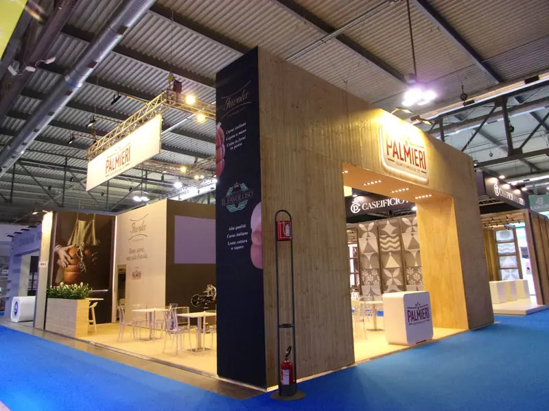 Stand con pannelli in legno e insegne