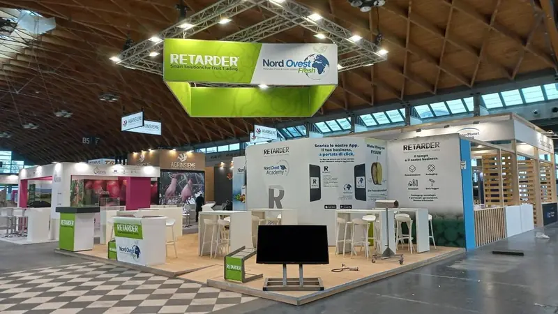 Stand Retarder Nord Ovest con insegna verde