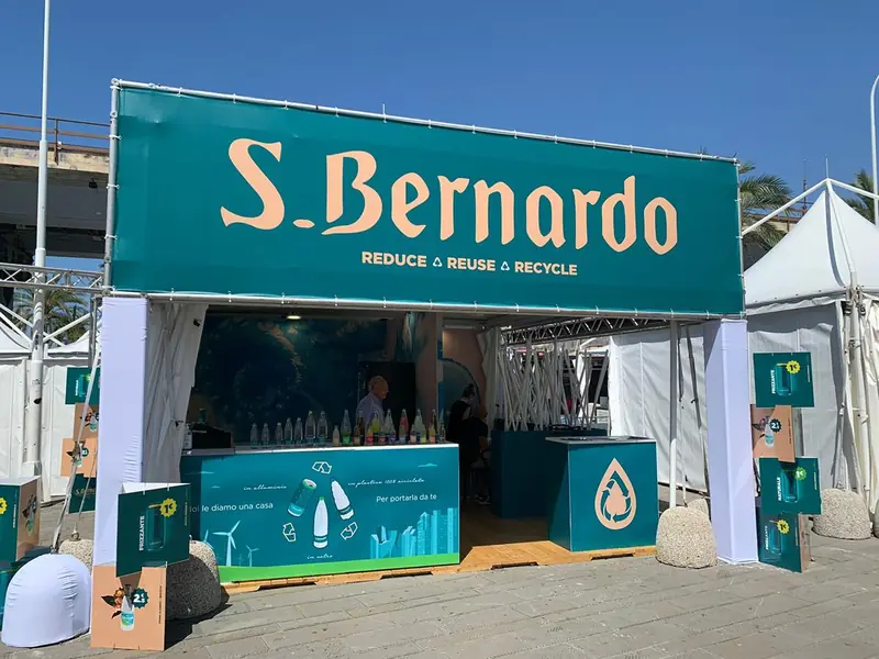 Stand S.Bernardo all'aperto con insegna e banco