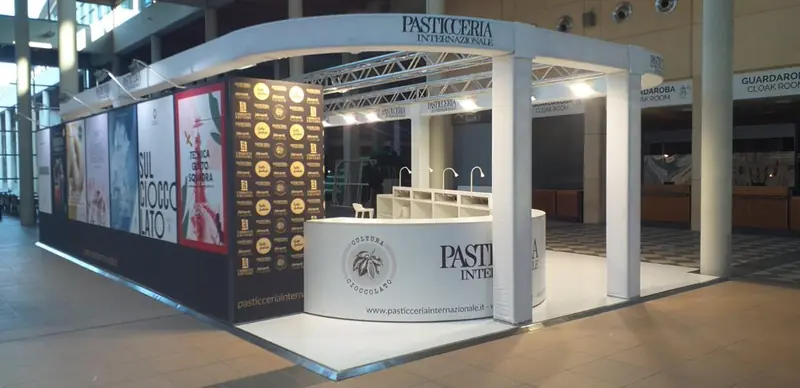 Stand con insegna Pasticceria e banco curvo