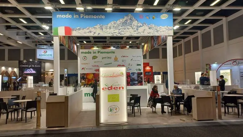 Stand Made in Piemonte con grafica di montagna
