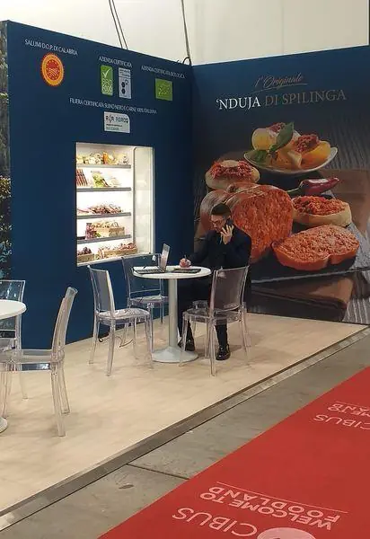 Stand con 'nduja e tavolino