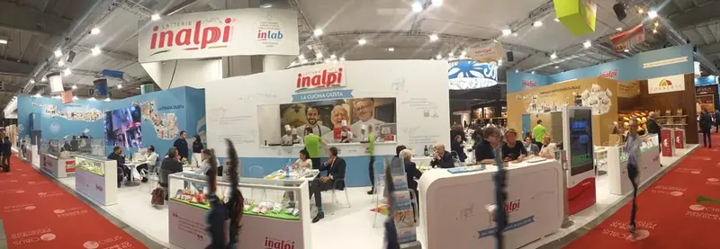 Veduta d'insieme di stand Inalpi con moquette rossa