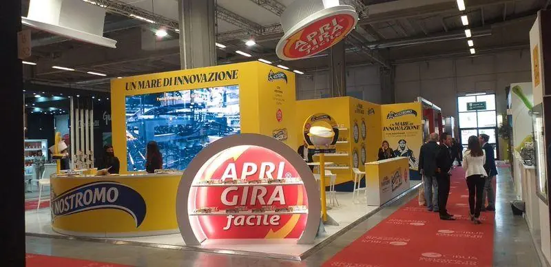 Stand giallo e rosso con banco circolare e scritta "Capri gira facile"