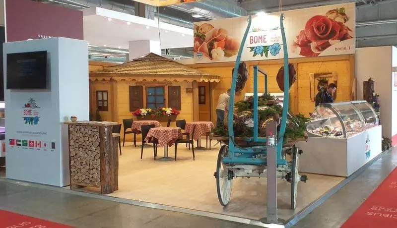 Stand con carretto d'epoca e ambientazione rustica