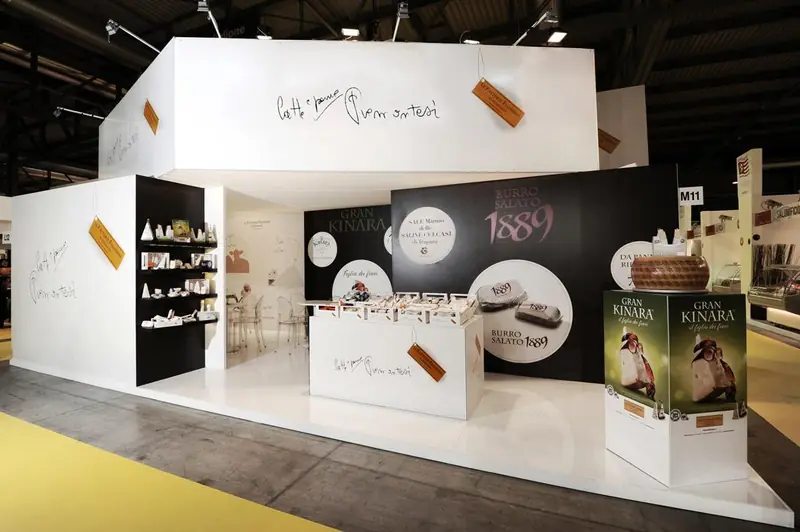 Stand bianco e nero 1889 con prodotti esposti