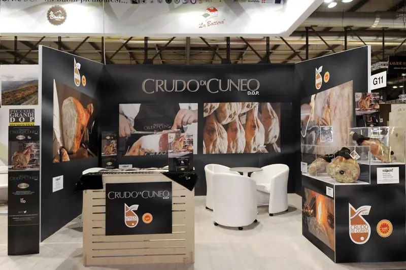 Stand Crudo di Cuneo con pannelli neri e poltroncine