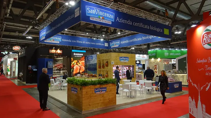 Stand San Vincenzo con insegna blu e moquette rossa