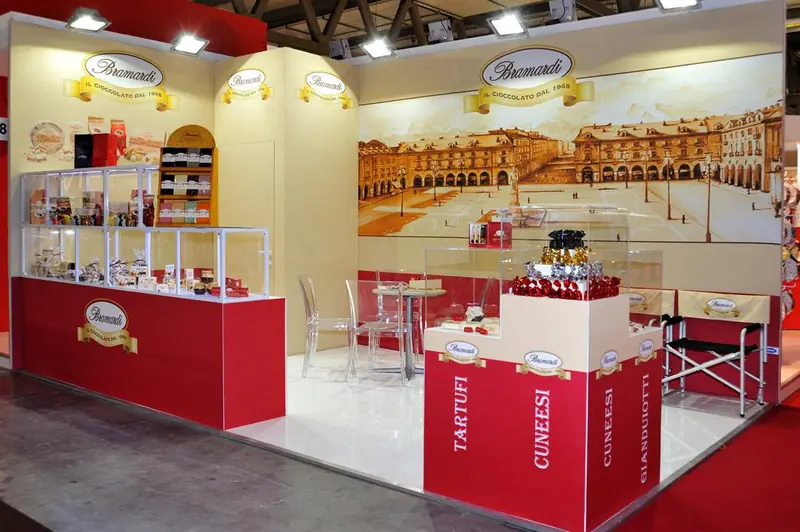 Stand rosso e bianco con tartufi e grafica di una piazza