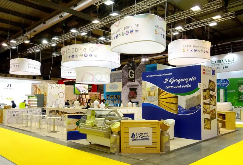 Stand con insegne circolari sospese e prodotti DOP e IGP