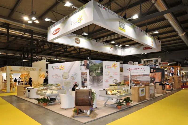 Stand con insegne sospese e banchi di formaggi