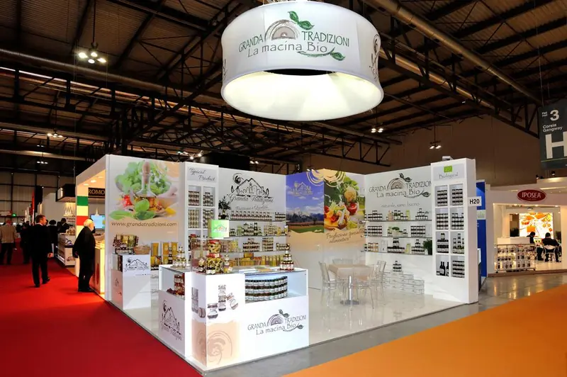 Stand con insegna circolare e prodotti esposti