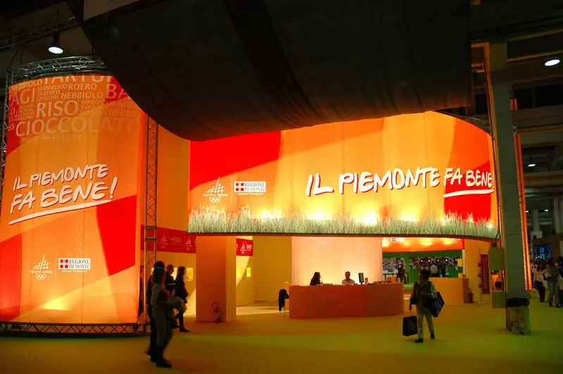 Stand "Il Piemonte fa bene" illuminato di arancione