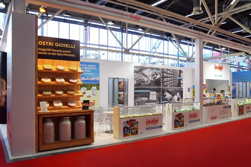 Stand con scaffali in legno e vetrine di formaggi