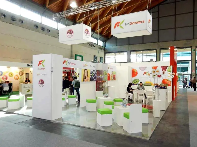 Stand RK Growers con sedute bianche e verdi
