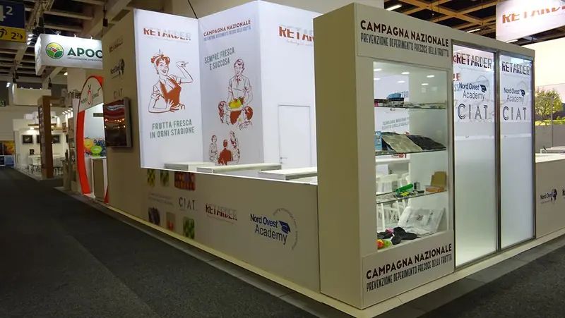 Stand con vetrine e grafiche della campagna nazionale