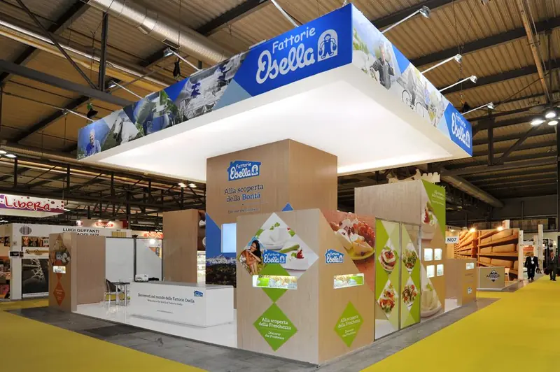 Stand Fattorie Osella con insegna sospesa