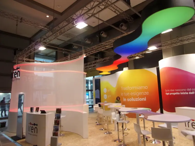 Stand Iren con soffitto a forme colorate e tavolini alti