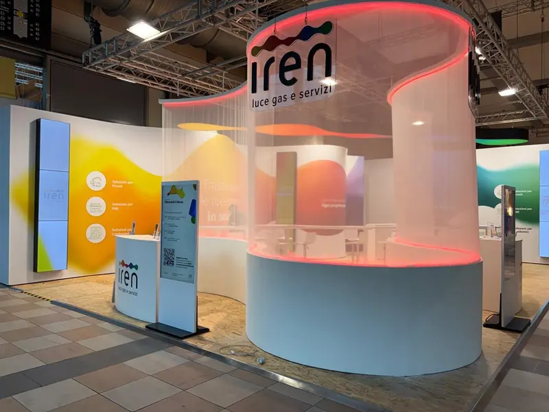 Stand Iren con banco curvo luminoso e schermi