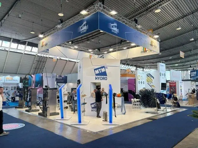 Stand MTM Hydro con struttura in traliccio e macchine per il lavaggio