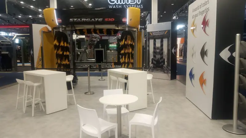 Stand con tavolini alti e spazzole di lavaggio sullo sfondo