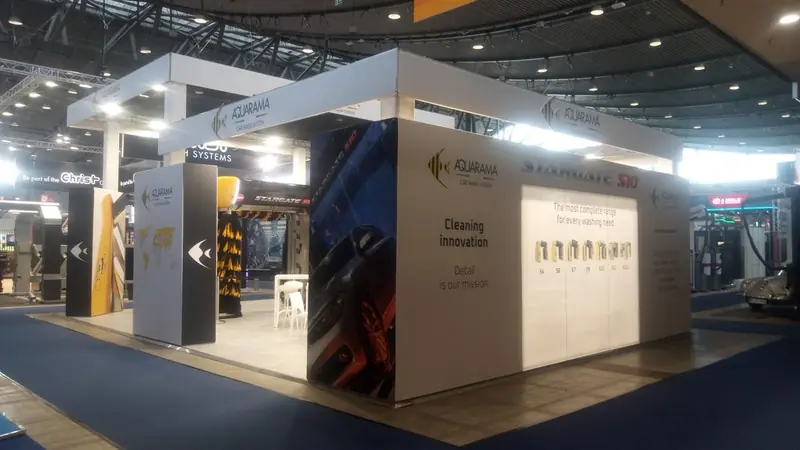 Stand con pannelli grafici e prodotti per la pulizia esposti