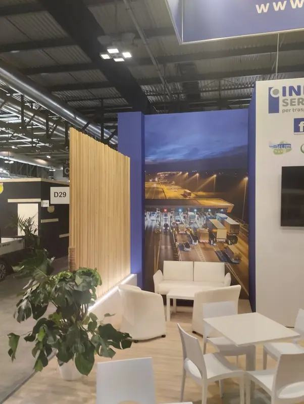 Angolo relax con divanetti e pianta in uno stand