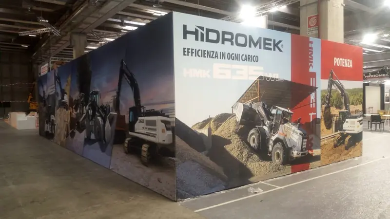 Stand Hidromek con grandi grafiche di escavatori