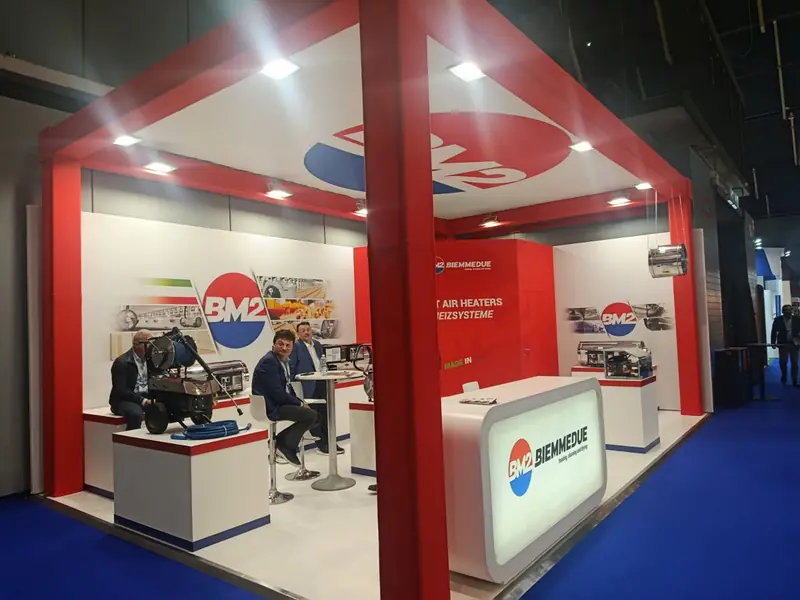 Stand BM2 rosso e bianco con banco e persone