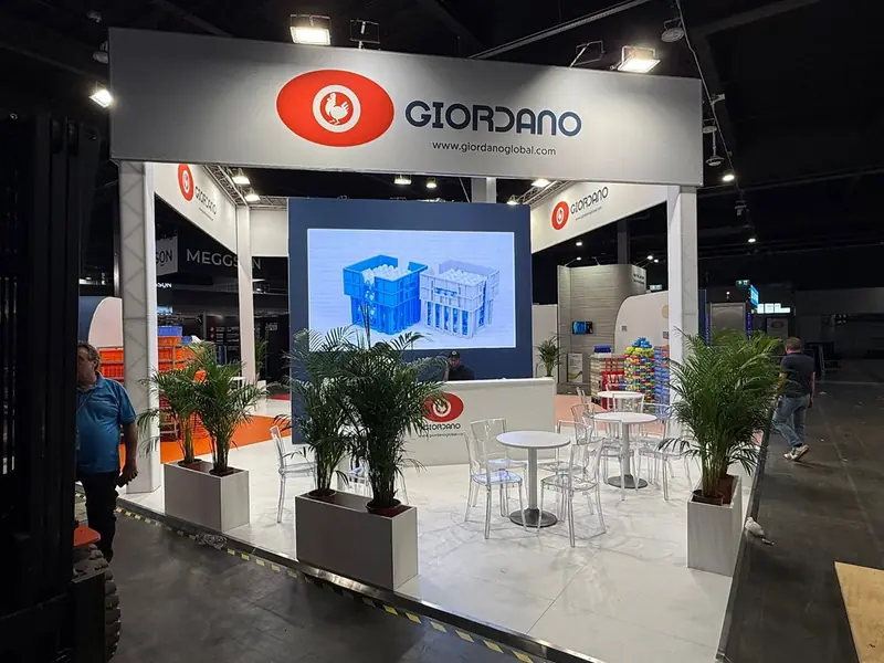 Stand Giordano con insegna rossa e schermo