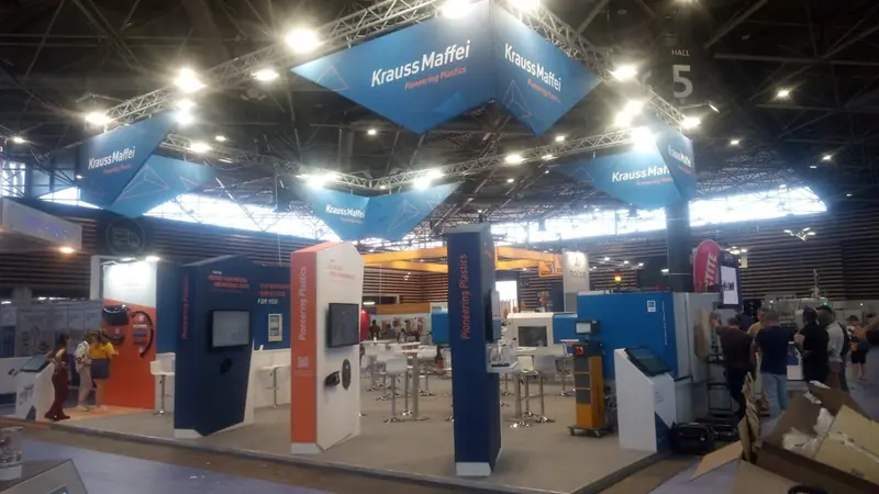 Stand Krauss Maffei con pannelli blu e arancioni