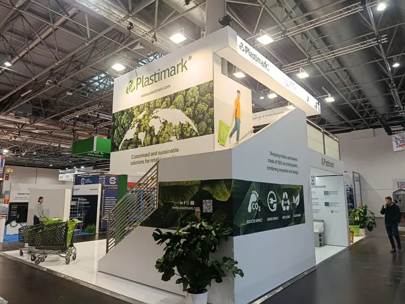 Stand Plastimark con scala, piante e carrelli verdi