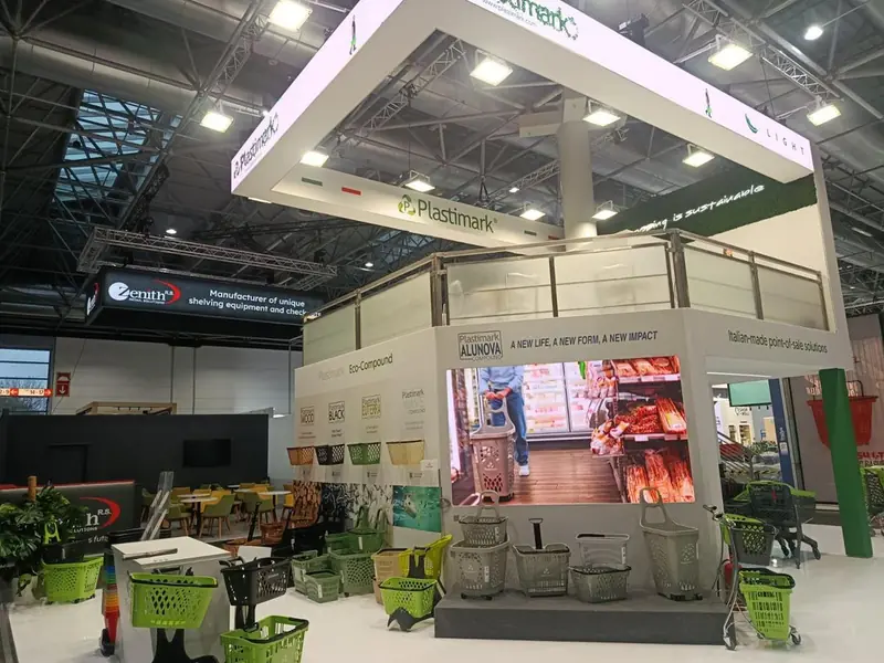 Stand a due livelli con cestini verdi esposti