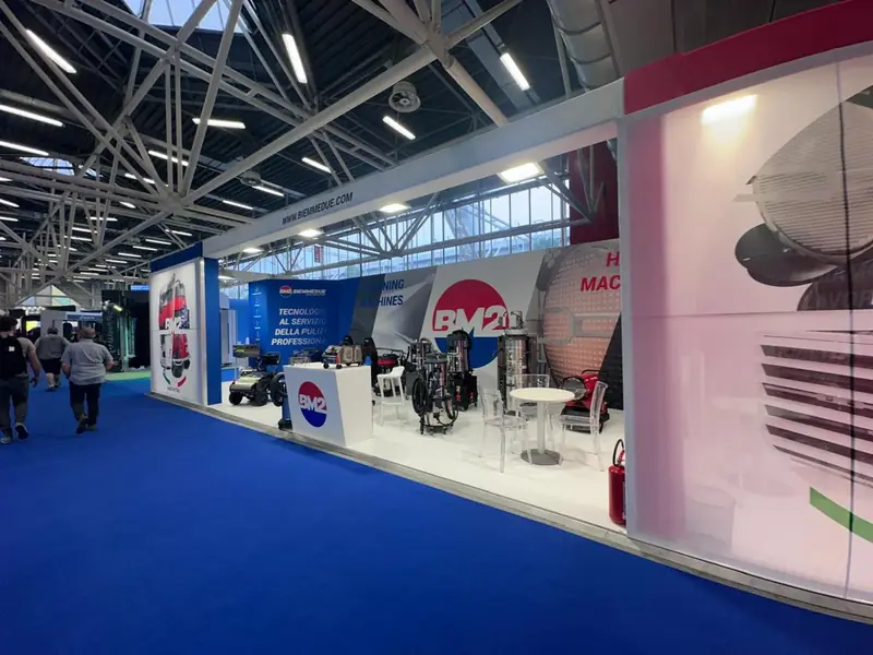 Stand BM2 con macchine e pannelli grafici