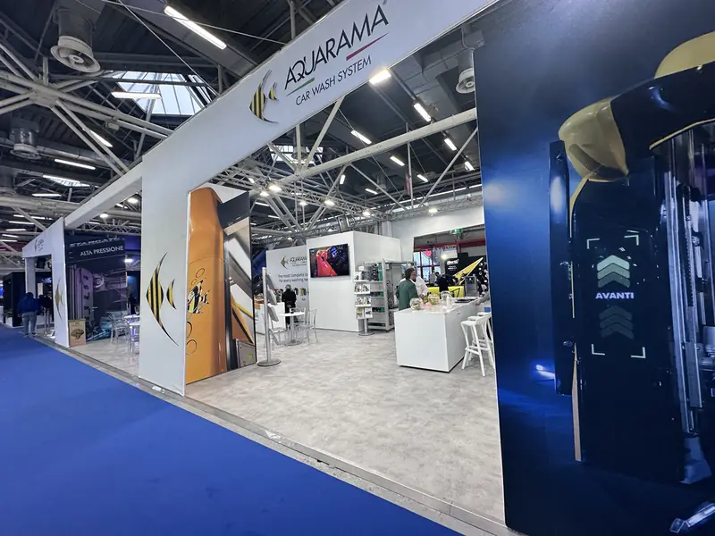 Stand Aquarama con grafiche di pesci