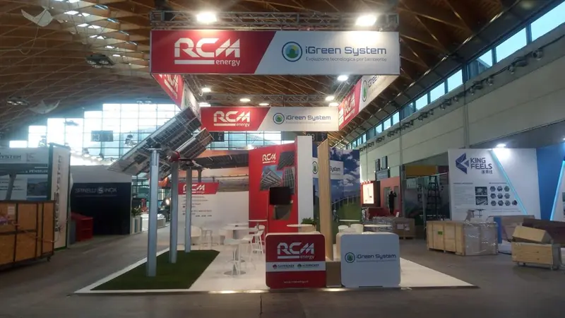 Stand RCM con prato sintetico e insegne rosse