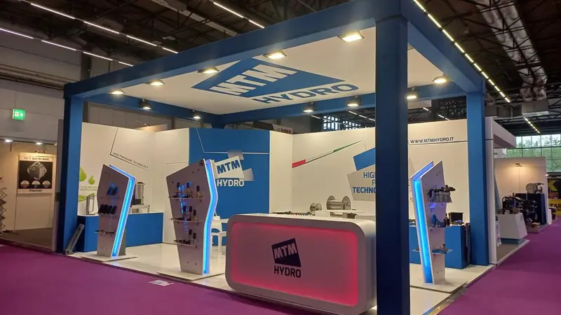 Stand MTM Hydro con struttura blu e banco rosa