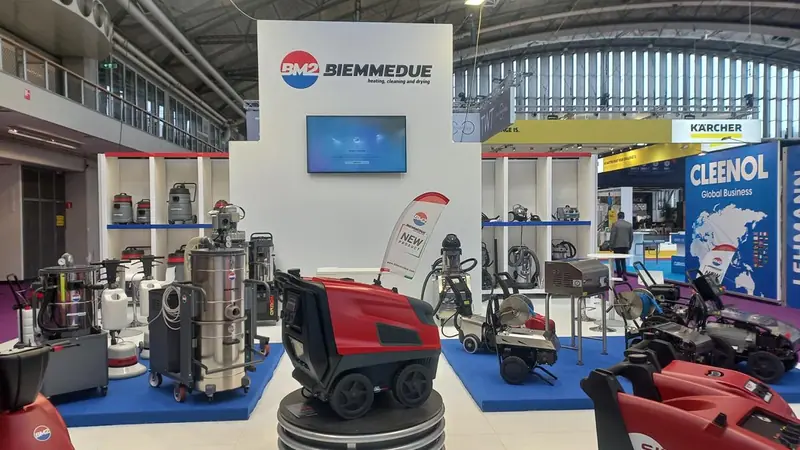 Stand Siemmedue con macchine per la pulizia esposte