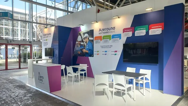 Stand con pannelli viola e blu e tavolo con sedie