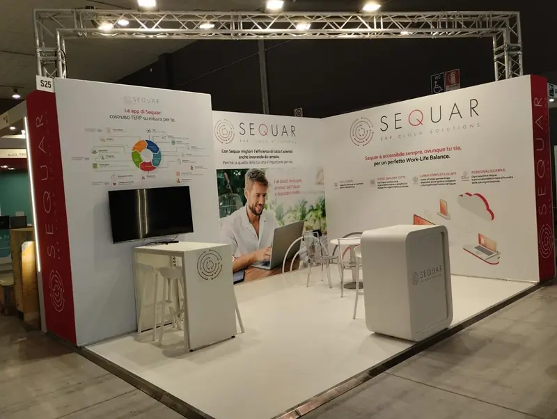 Stand Sequar con pannelli bianchi e schermi