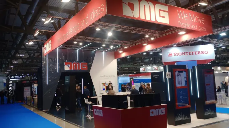 Stand DMG rosso e nero con totem e banco