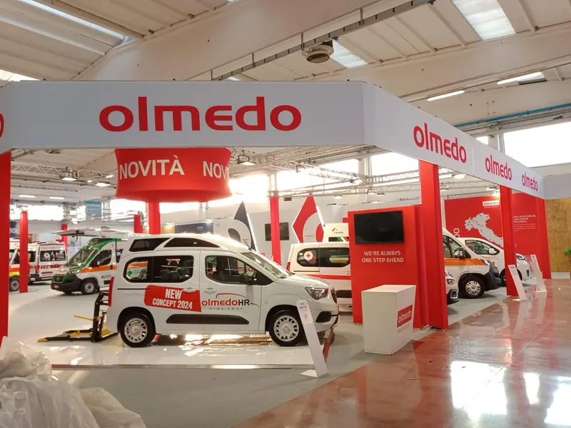 Stand Olmedo con veicoli e insegne rosse