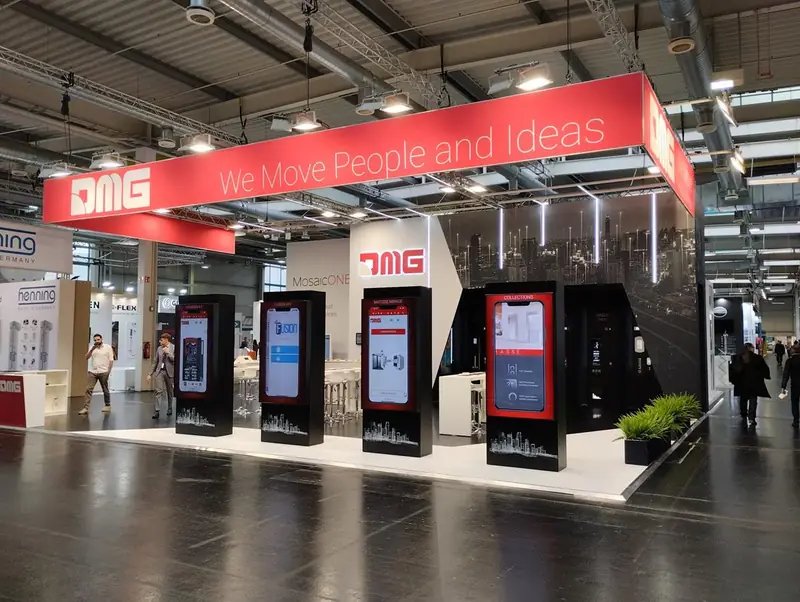 Stand DMG con totem digitali