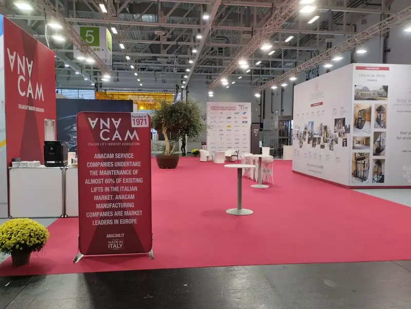 Stand con moquette rosa e banner