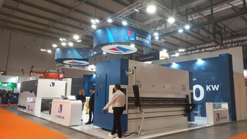 Stand con macchina per la lavorazione dei metalli e struttura blu