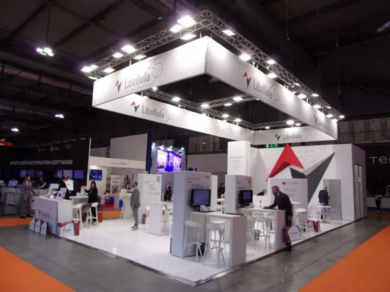 Stand Libellula con struttura bianca e pannelli