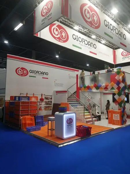 Stand Giordano con scala e strutture colorate