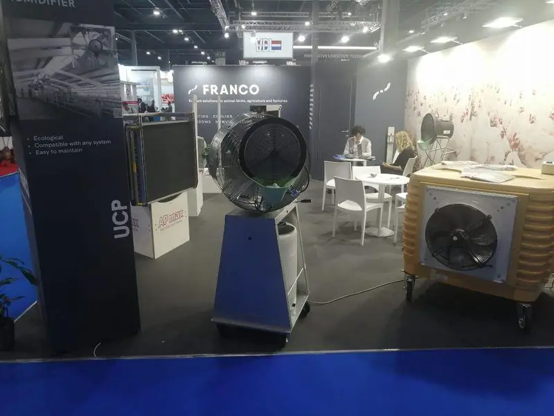 Stand con ventilatori industriali esposti